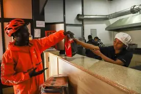 在这个非洲城市，自行车送餐悄然兴起图片