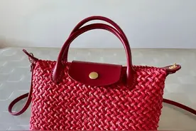 好看又实用，一天就能完成的拉菲棉草龙骧包（有编织图解）图片