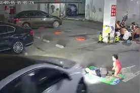 地下停车场乘凉玩耍，两女童遭轿车辗轧！车主称事发转弯处存在视角盲区图片