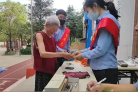 「我为群众办实事」昆明公交爱心卡年检进社区图片