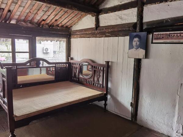 父亲为儿子独守空坟数十年，里面竟藏着中国共产党第一部党章