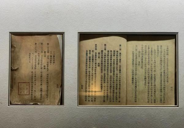 父亲为儿子独守空坟数十年，里面竟藏着中国共产党第一部党章