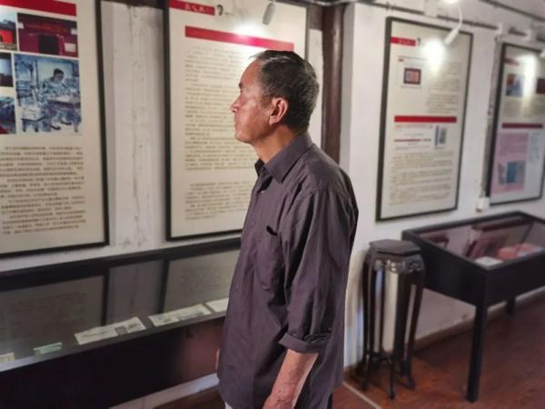 父亲为儿子独守空坟数十年，里面竟藏着中国共产党第一部党章