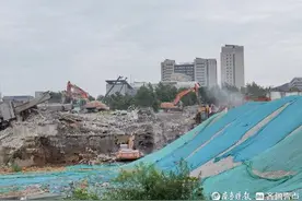 齐鲁宾馆拆除已近尾声，正在进行清理工作图片