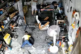 男孩汽修店内玩轮胎至爆裂，其母：孩子爸爸故意借此让他长记性图片