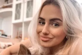 英国女孩每月花费195英镑喂养宠物猪图片