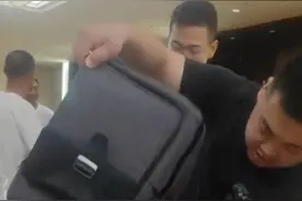 友谊的重量！好友结婚，男子背84斤硬币随礼：新郎的零花钱图片