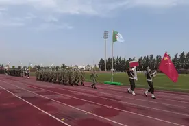 运20飞赴阿尔及利亚，还带了这些装备图片