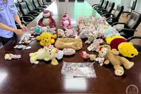 假冒迪士尼网红玩偶两折起售，带货主播直播时被抓现行图片