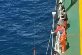 风浪掀翻海钓艇 3人海漂36小时 舟山油轮在福建海域成功实施救援图片