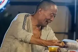 “糖水爷爷”被网暴，莫让自持正义成为伤人武器 | 睡前聊一会儿图片