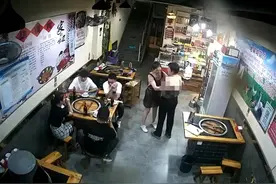 女子衣不蔽体走进餐馆后离开，当地妇联介入寻找图片