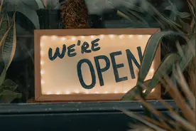 爆火的后备箱集市，年轻人的第一次老板梦图片