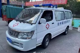 装上警灯冒充120 男子买报废救护车拉病人图片