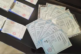 手机自动播放广告杀毒重启都没用，两名科技公司前员工被刑拘图片