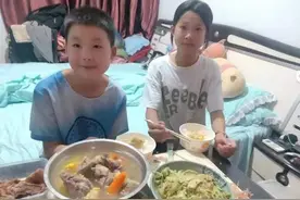 纵有万般不舍还是到了说再见的时刻，小候鸟姐弟俩依依惜别欢乐时光图片