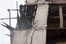风雨天出门还得戴头盔！南宁一居民楼多层阳台外墙开裂，水泥块掉落……图片
