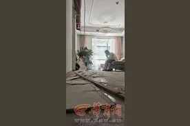 楼上主下水管道被堵致1楼新装修房屋被淹 谁该为此负责？图片