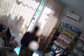 小女孩取快递遭男子跟随抚摸，店主发现大声呵斥驱赶：走走走！视频封面