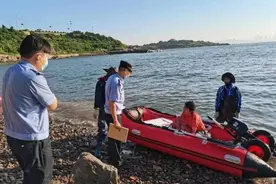 女子在海面上漂浮一夜后被救！网友：这体力也太强了吧图片