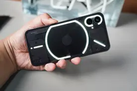 加价两千！“透明发光iPhone”火遍全球惊讶老外？上手体验后我劝你别买图片