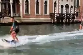 天空新闻：一对男女在威尼斯大运河高速冲浪 市长悬赏一顿晚餐捉拿图片