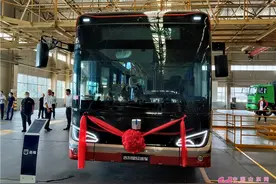 走在前 开新局｜吉利商用车淄博基地首款新能源车下线暨星际客车交付仪式举办图片