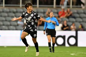 王霜打入留洋美国首球，当选全场最佳图片