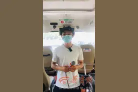 导游乘大巴站着讲解被交警开罚单 从来如此便对吗？图片