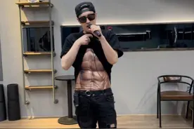 一个月瘦26斤！李荣浩调侃潘玮柏减肥：太瘦了，腹肌都皱了图片