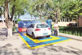 24小时运营只需6元一次 有人觉得方便有人担心潮湿 你愿意在小区内自助洗车吗图片