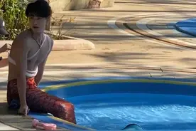 武汉玛雅海滩“美男鱼”：脚被脚蹼磨出血，想学美人鱼潜水资格证图片