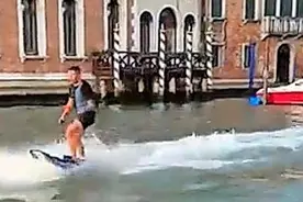 法兰克福汇报：澳大利亚一对男女在威尼斯水道疯狂冲浪被罚图片