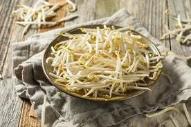 炒黄豆芽，焯水还是过油？很多人做错了，难怪豆芽不入味，出水多图片