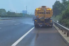 天太热，高速公路的沥青都扛不住了，洒水车高速上“送清凉”图片