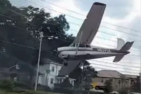 美国一架飞机燃油耗尽：紧急降落繁忙十字路口 机头冲撞栅栏图片