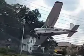 美国一架飞机燃油耗尽：紧急降落繁忙十字路口 机头冲撞栅栏图片