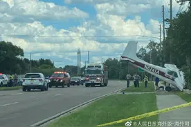 美国一架飞机燃油耗尽：紧急降落繁忙十字路口 机头冲撞栅栏图片