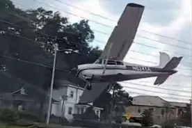 美国一架飞机燃油耗尽：紧急降落繁忙十字路口，机头冲撞栅栏图片