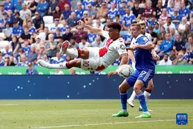 足球——英超：莱斯特城不敌南安普顿图片