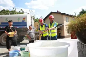 重庆巴南：洒水车变送水车 走村入户保供水图片