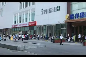 北京市民排长队办理医保支取业务 银行：不必着急支取图片