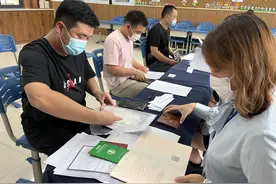 直击郑州市区小学入学现场报名首日｜网上预约，10余分钟完成报名图片