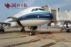 旅客登机过程中，舱外发生着什么？图片