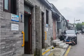 北京这胡同居民有个烦心事：公厕坐便少，早高峰要等位图片