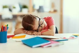 为什么压力大时会长白头发？这些习惯可以控制白发增多图片