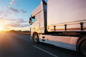 多地试行中卡与轻卡同等路权，货车进城有望松绑图片