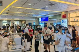 做近视手术后经常熬夜打游戏，20岁小伙视力从1.5降到1.0图片