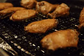 超市里的冷冻鸡腿都是从哪来的？为啥从不断货？看完就懂了图片