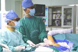 院士戴“黑超”眼镜操作3D乳腺手术，具有明显解剖优势图片